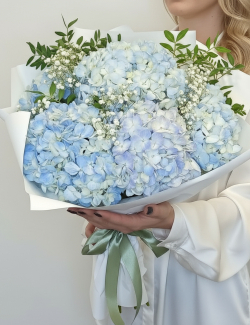 Букет с гортензиями Голубая лагуна