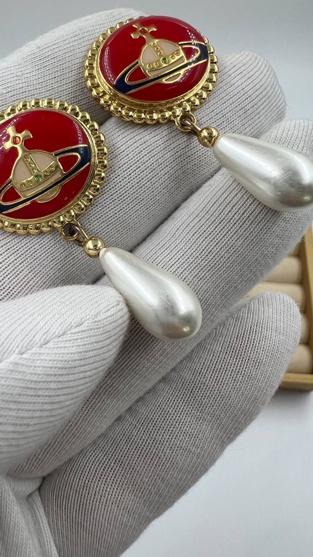 Серьги с красной эмалью и «жемчугом» Vivienne Westwood