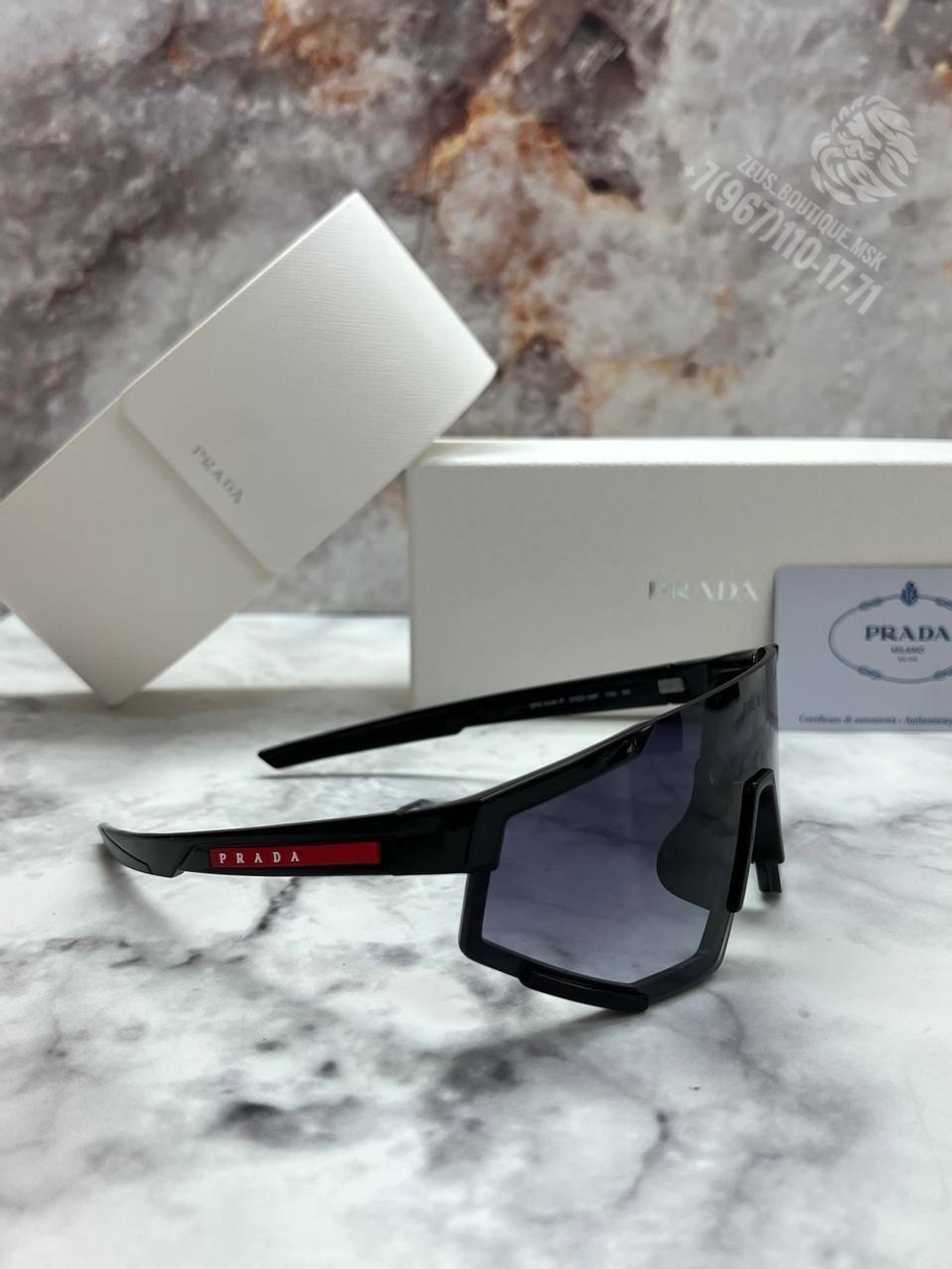 Солнечные очки Prada