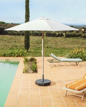 Бежевый зонт Milna со стальной конструкцией цвета таупе, диаметр 300 см