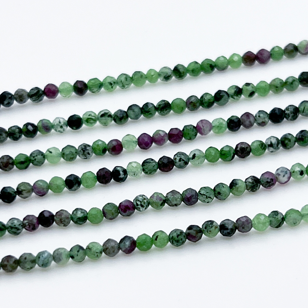 Цоизит граненый (с корундом) бусины, размер около 2 мм, цена за нить 38 см