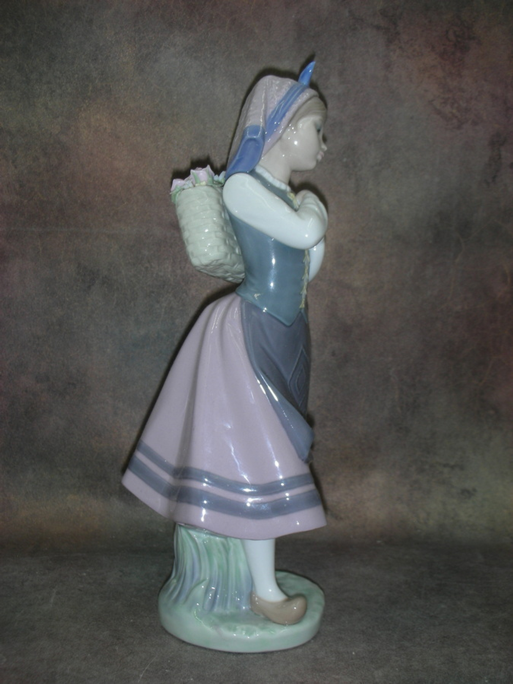Статуэтка. Фарфор. Девушка с корзиной цветов. Lladro. Испания