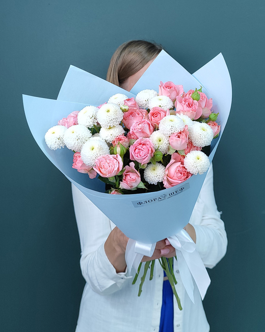 Нежный букет кустовых роз и хризантемы(00353)