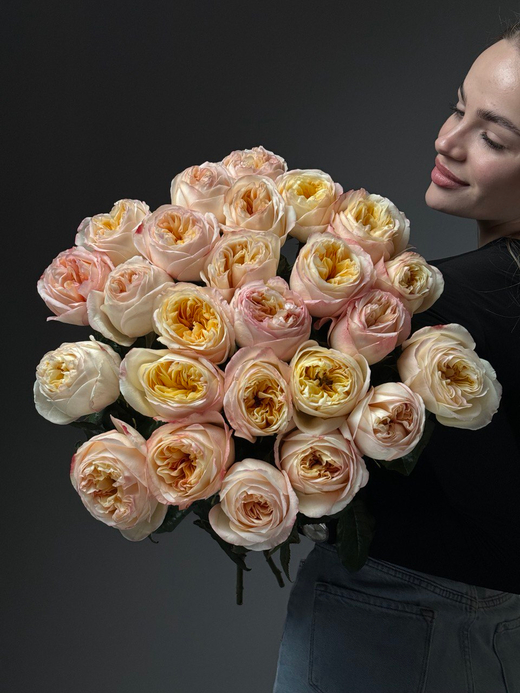 Букет из 25 персиковых пионовидных роз под ленту