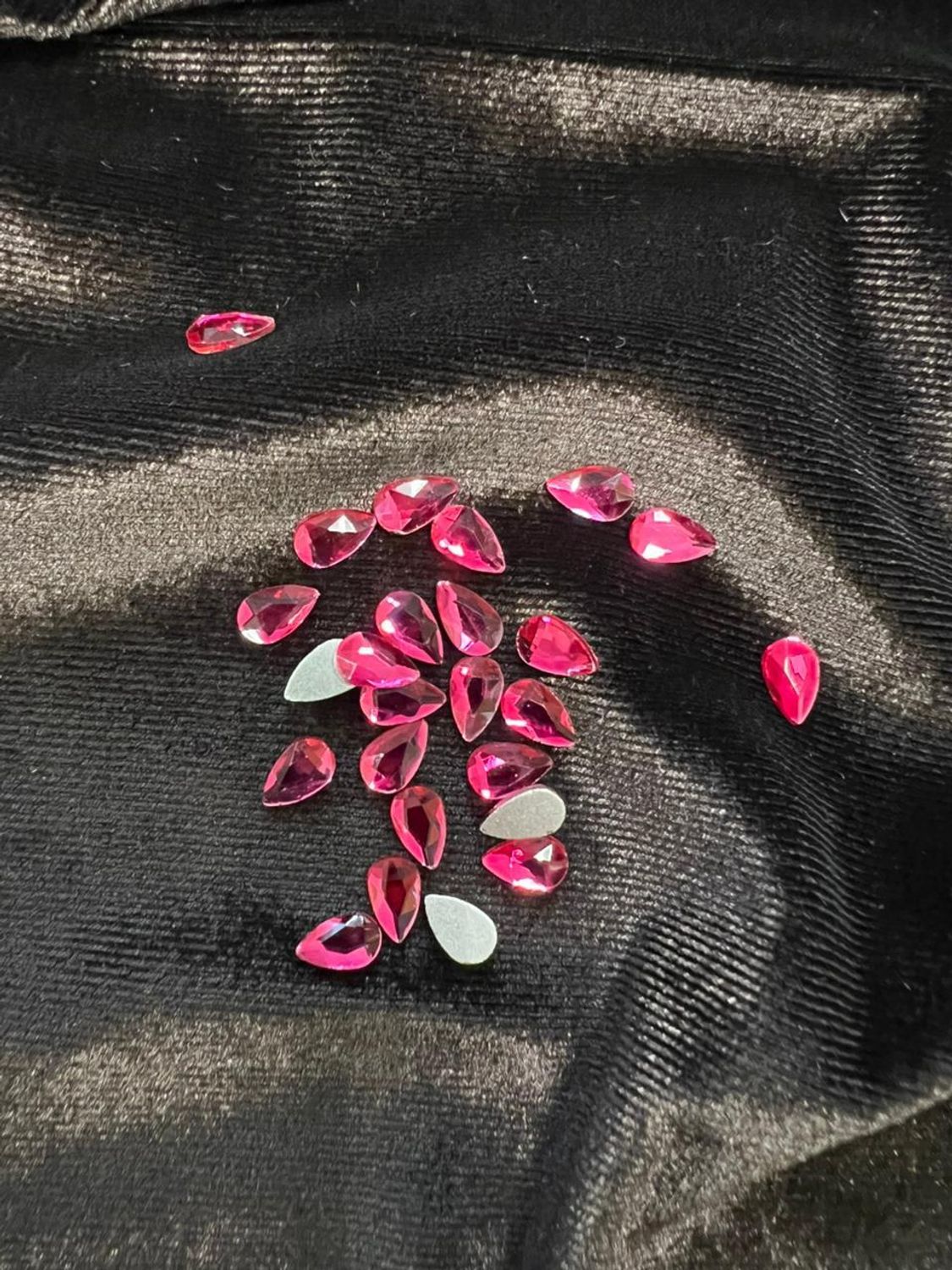 Стеклянные стразы  (5,5*8мм) 25шт, цвет ярко-розовый
