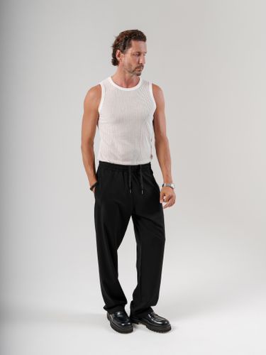 Белая майка в рубчик