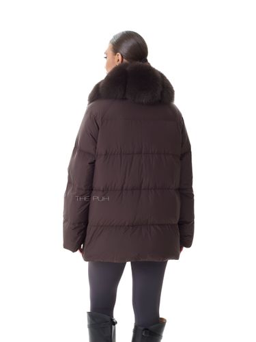 Винный удлиненный пуховик с поясом и меховым воротником