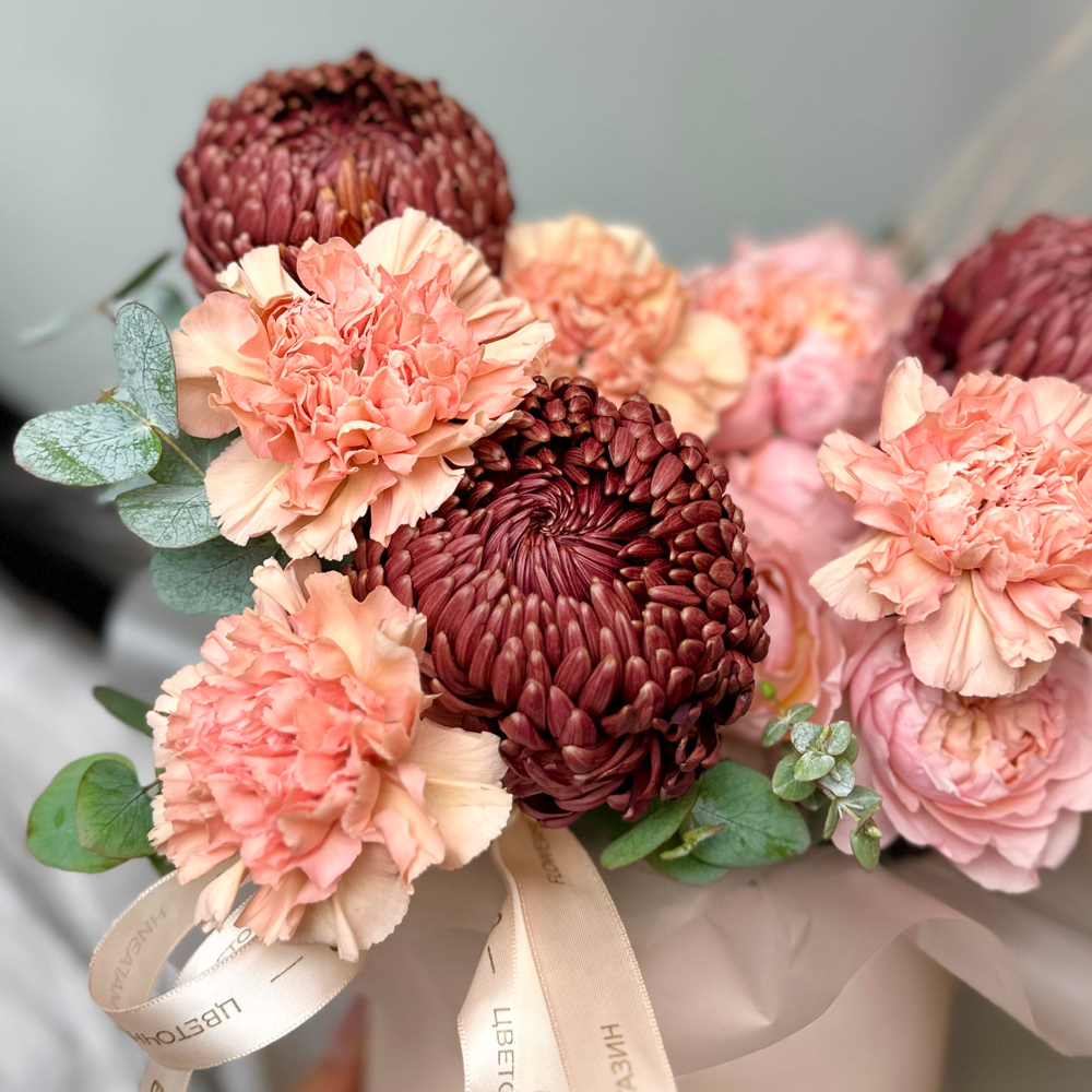 Цветочная композиция с хризантемой бигуди , кустовой розой Джульетта и диантусами 91120251