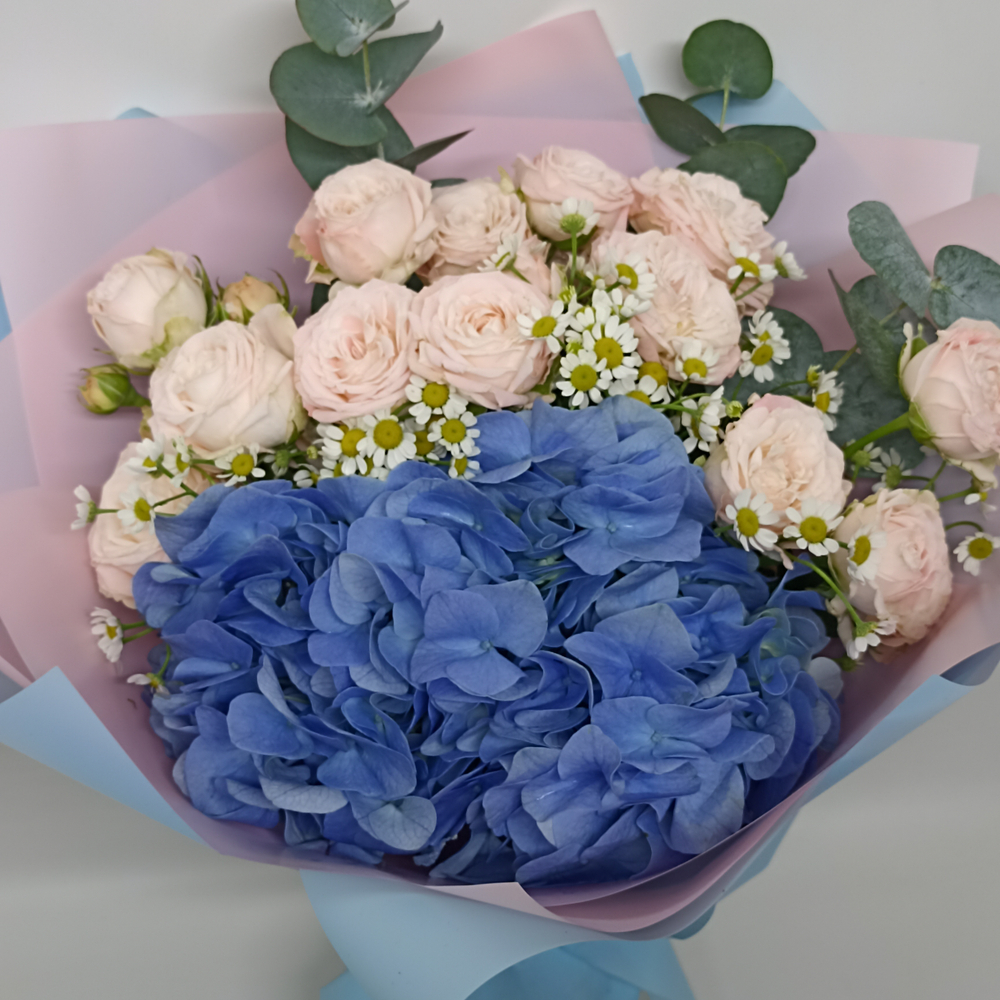 Букет из роз и гортензии Кира