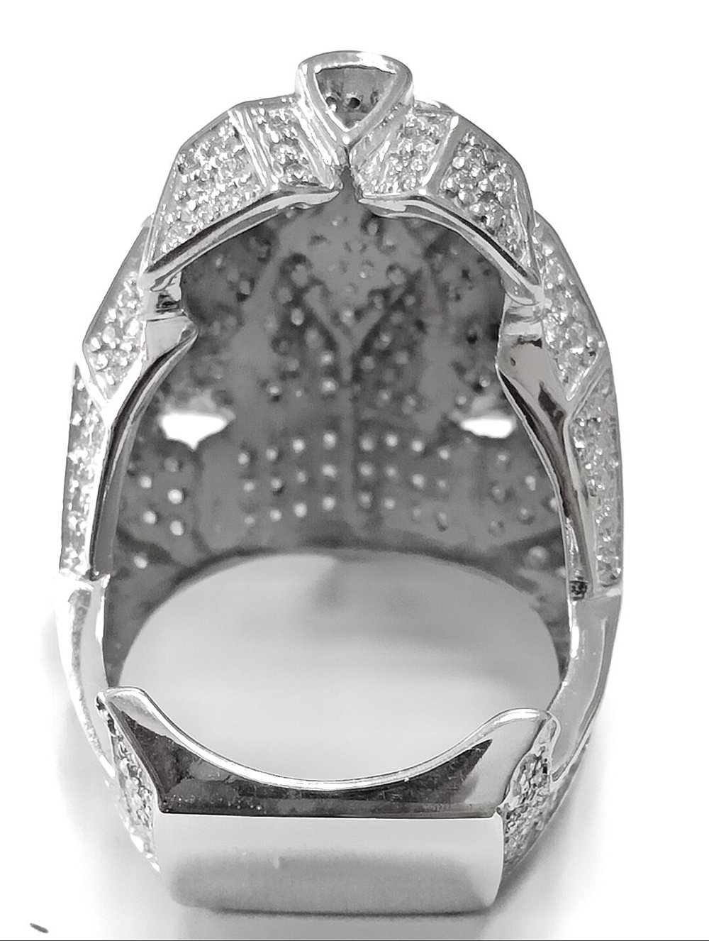 Ювелирное мужское кольцо из серебра с фианитами