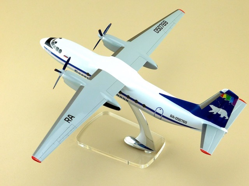 Модель самолета Ан-24 (М1:72, Полярные авиалинии)
