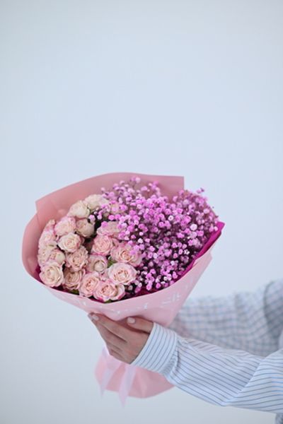 Букет «Весенний дуэт» — розовые кустовые розы и гипсофила