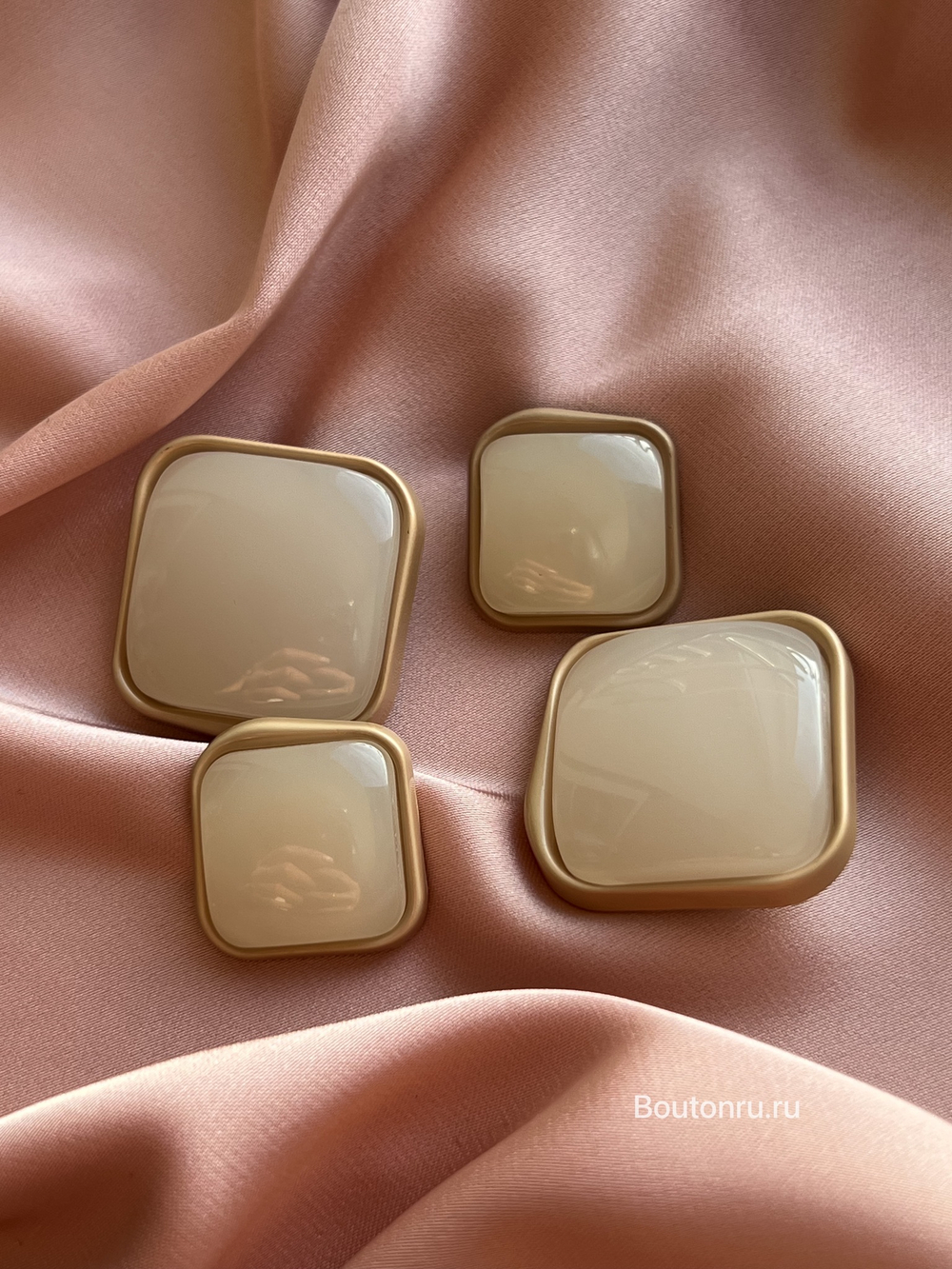 Пуговицы неровный квадрат молочный (беж) камень в матовом золоте
