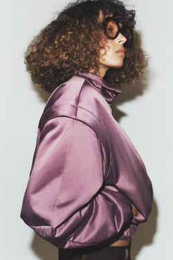 ZARA СТЕГАНАЯ КУРТКА С ВЫДЕЛЕННОЙ ЛИНИЕЙ ПЛЕЧ, СИРЕНЕВЫЙ