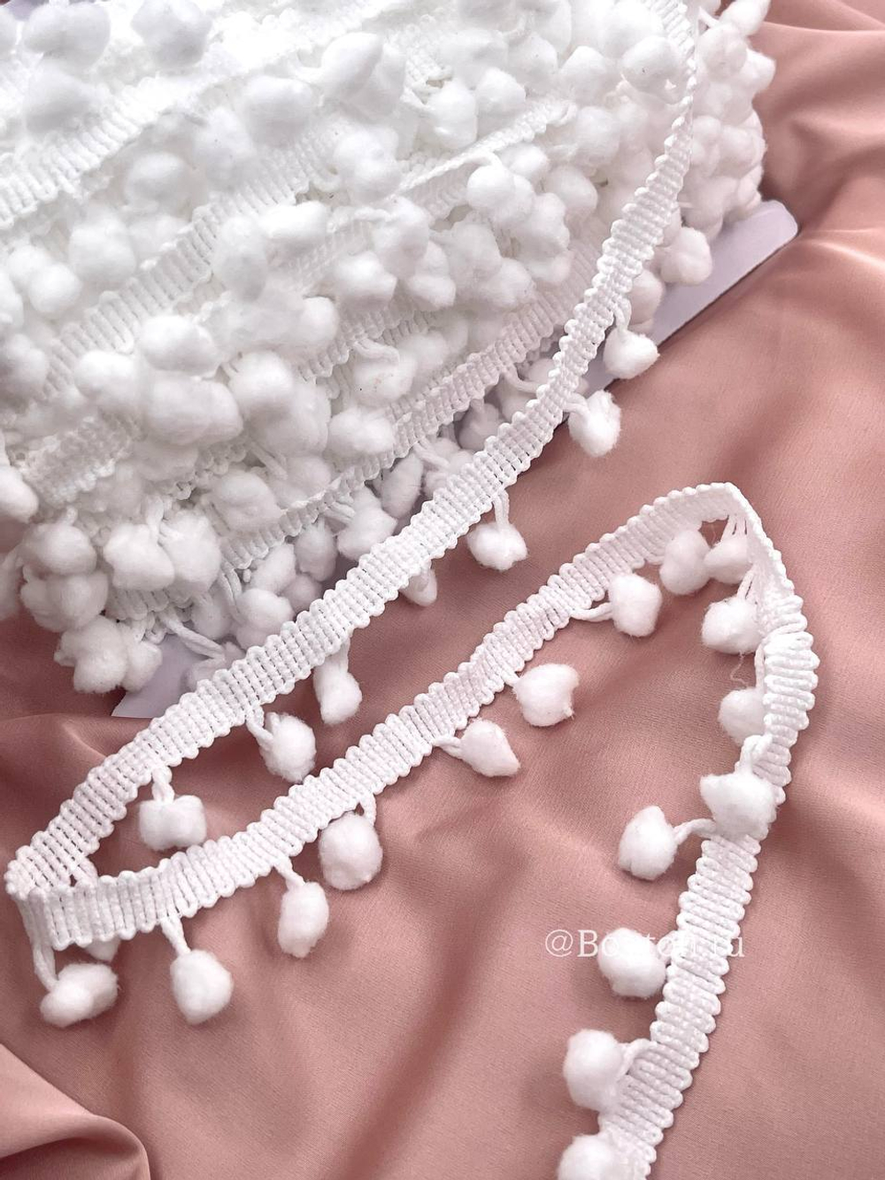 Тесьма с плюшевыми помпонами белая