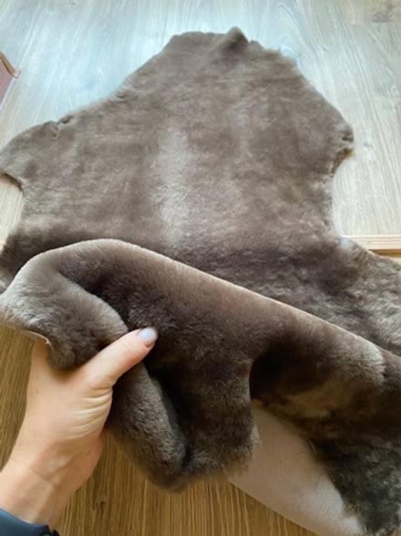 Шкура коврик меховой прикроватный овчина, 109х75 см. Коричневый