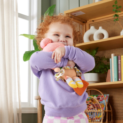 Fisher-Price - Мягкая кукла с колокольчиком + прорезыватель / артикул HXK44 / GTIN 194735231904