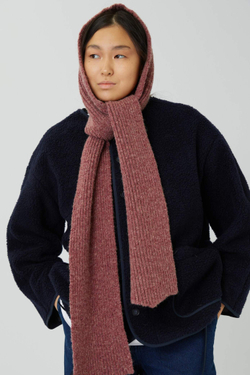 Шарф с капюшоном брусничного цвета