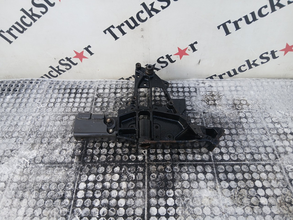 Кронштейн буксировочный правый