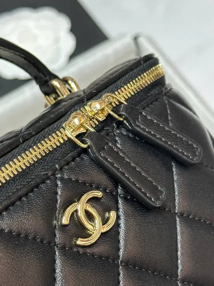 Косметичка Chanel с двойным C-логотипом