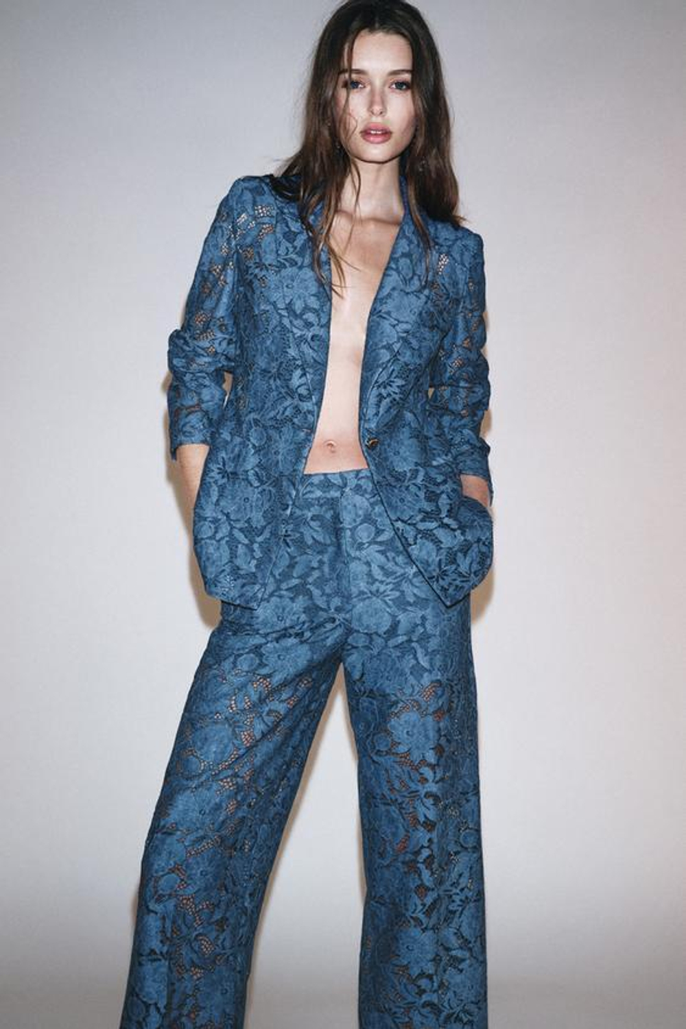 ZARA УКОРОЧЕННЫЕ БРЮКИ С КРУЖЕВОМ, СИНИЙ