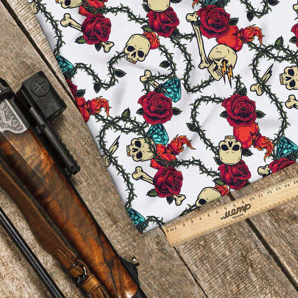 Ткань флис розы с шипами и черепа на белом фоне
