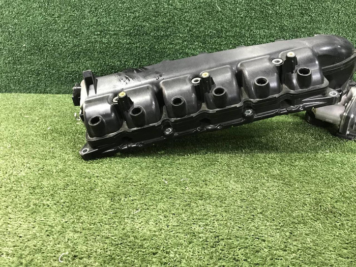 Впускной коллектор 7-12 цилиндров Bentley Bentayga (2015-2020)