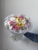 Букет из кустовых пионовидных роз, диантусов, маттиолы и ранункулюсов