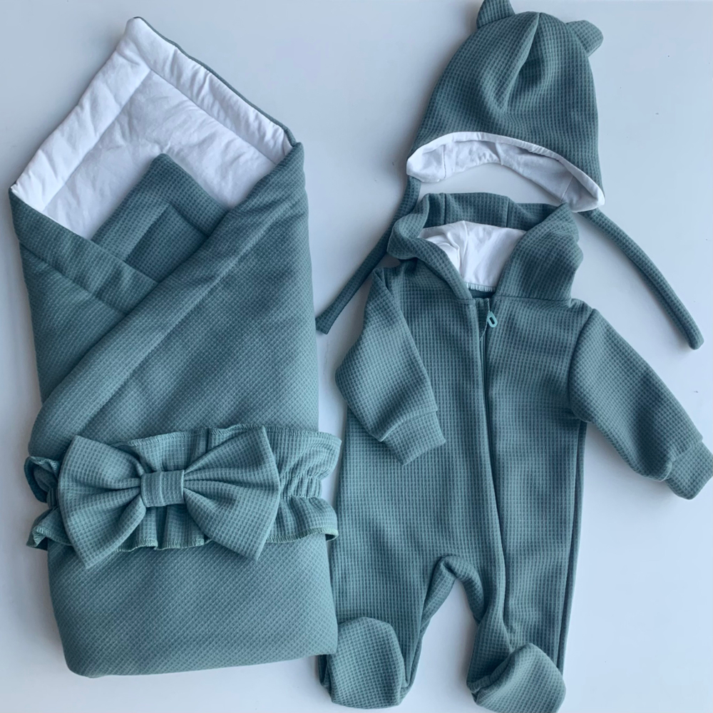 Конверт на выписку вафельный с комбинезоном и шапкой