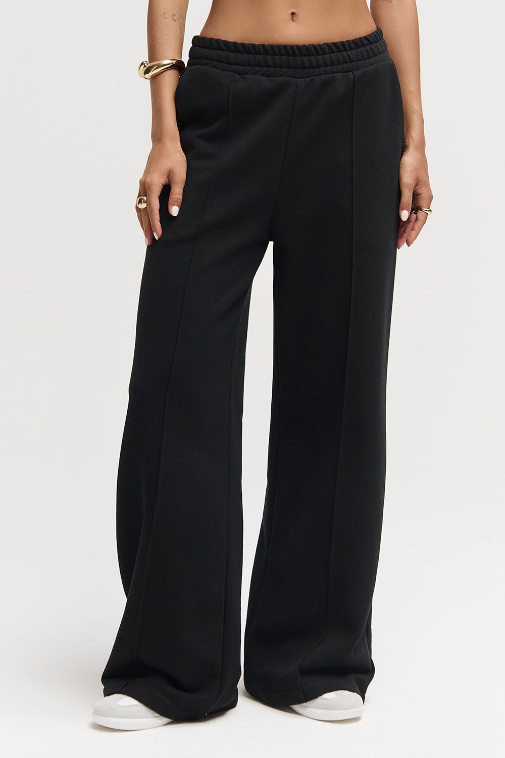 Брюки клеш со стрелкой черного цвета