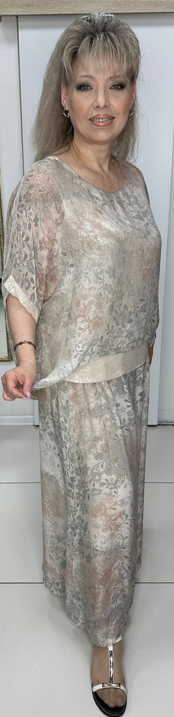 Нарядный итальянский костюм с пайетками и юбкой