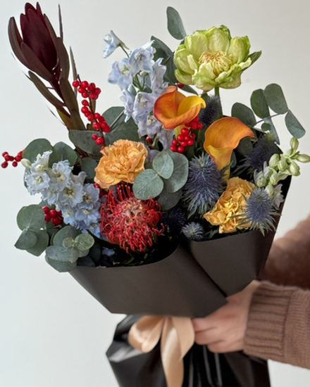 Букет с каллами, дельфиниумом и пионовидной розой Вегги