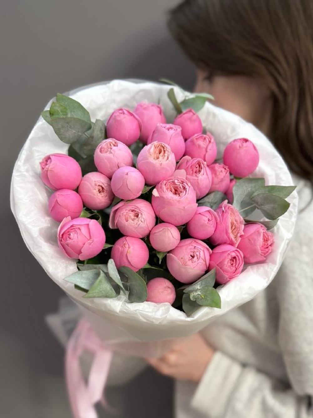 Букет из 5 кустовых роз "Силва Пинк" с веточками эвкалипта