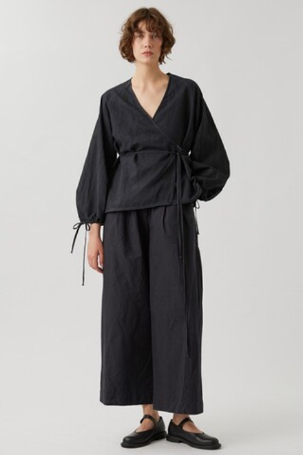 Блузка на запах из черного вареного льна