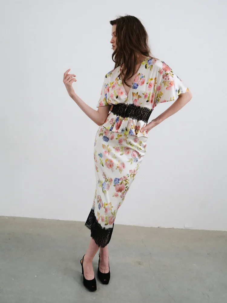 Ясмин (Yasmin), блуза из черного атласа с цветочным принтом