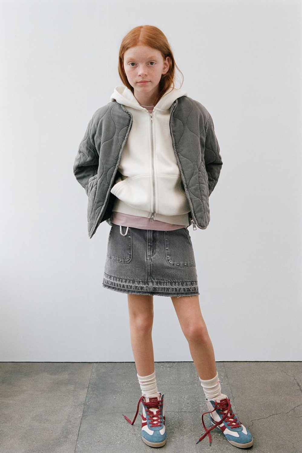 ZARA ДЖИНСОВАЯ ЮБКА С ЗАКЛЕПКАМИ, ТЕМНО-СЕРЫЙ