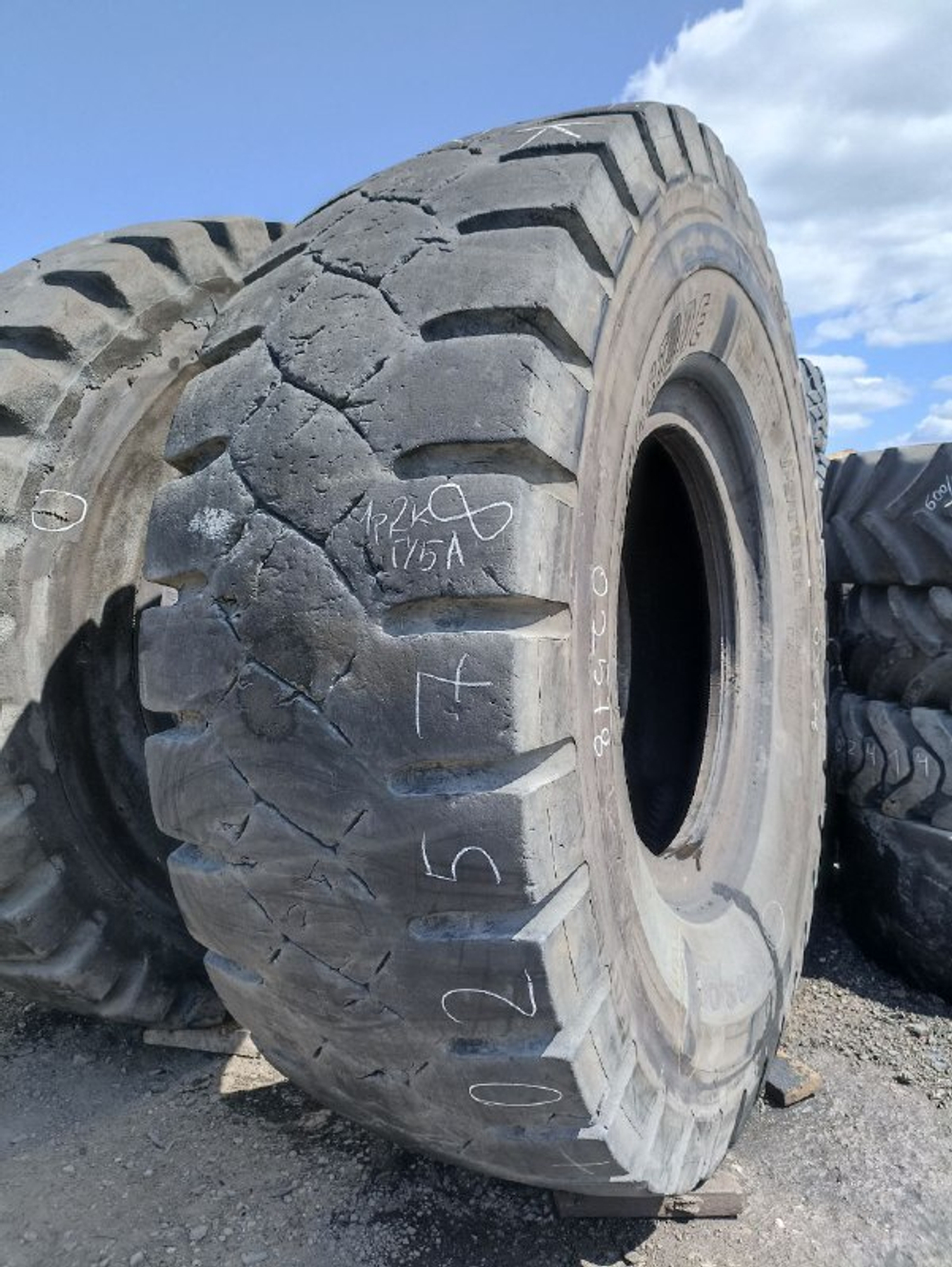 33.00R51 Bridgestone VRDP шина б/у