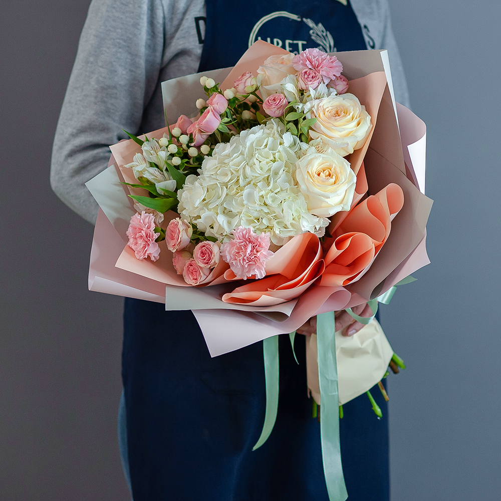 Нежный букет с белой гортензией и пионовидной розой