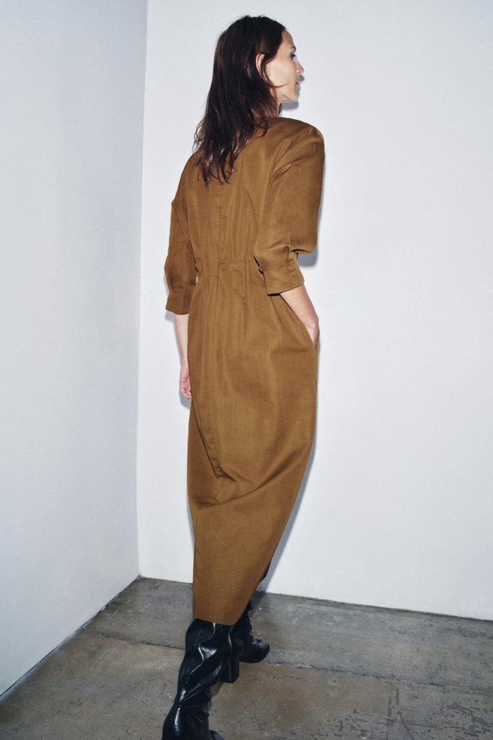 ZARA ПЛАТЬЕ МИДИ СО СКЛАДКАМИ — ZW COLLECTION, ОХРА