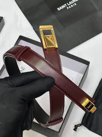 Ремень Saint Laurent с пряжкой CHARNIERE из гладкой кожи, винный