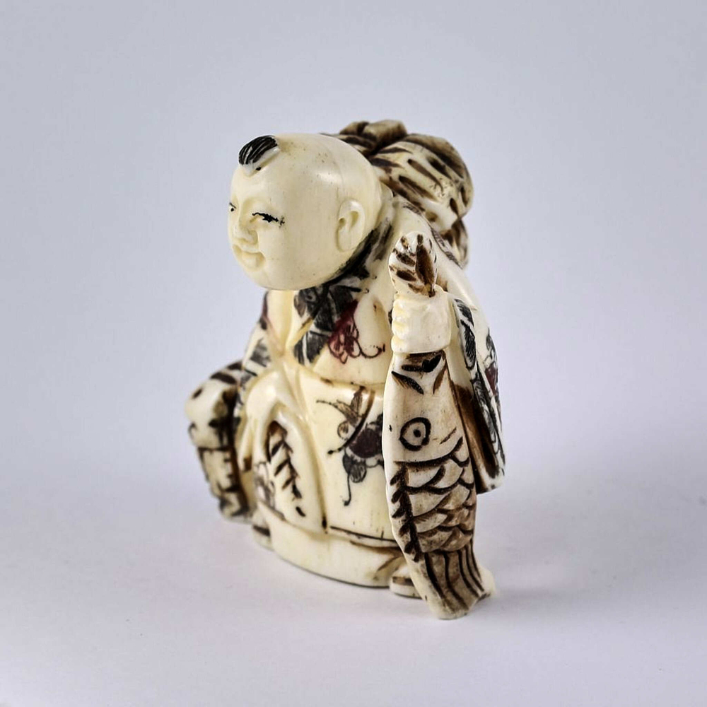 Нэцкэ Ребенок с огромным карпом, корзиной рыбы и хворостом за плечами