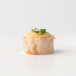 Рулетик из креветок с семгой с соусом Руй 16 шт