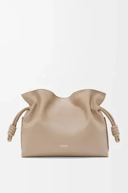 Loewe Большая сумка-клатч Flamenco из телячьей кожи наппа, песочный