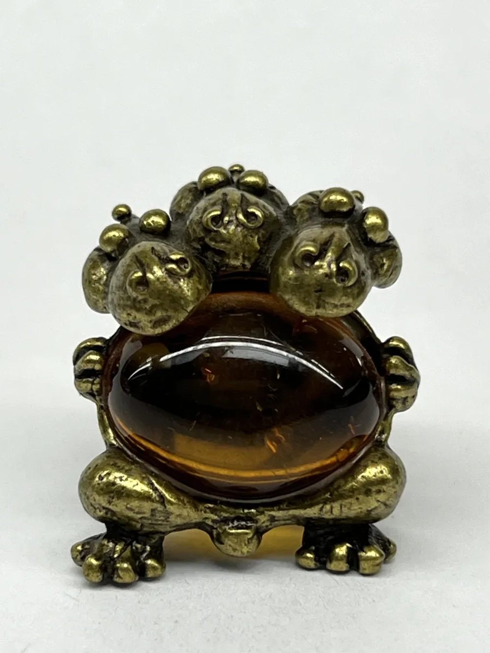 Бронзовая статуэтка на янтаре