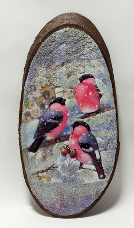 Панно на срезе дерева" Снегири" 49-24-3см