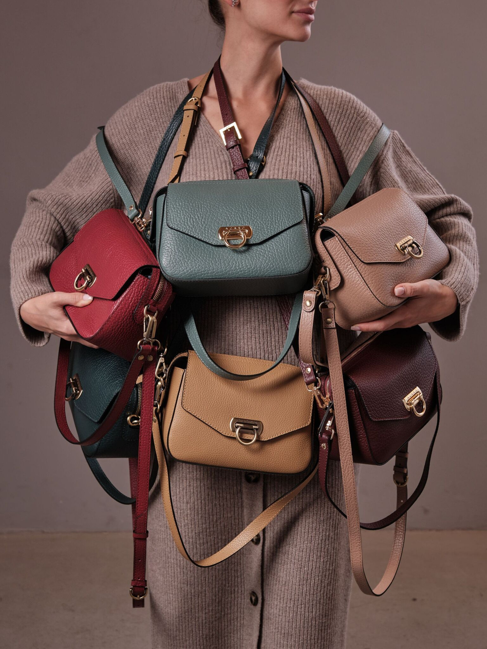 Сумка кожаная через плечо нюдовая