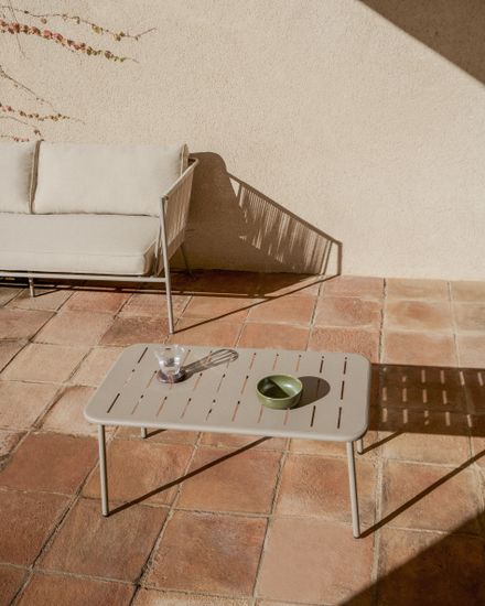 Уличный стол Zivia из оцинкованной стали бежевого цвета, 90 x 50 см