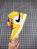 AIR JORDAN 1 MID SE LAKERS UNIVERSITY GOLD/BLACK-PALE IVORY-COURT PURPLE