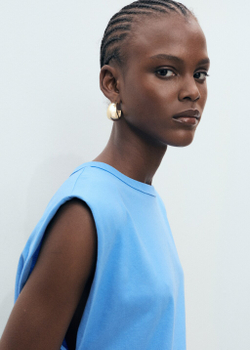 Футболка с подплечниками