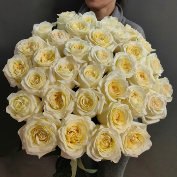 Букет из 35 ароматных пионовидных роз сорта "CANDELIGHT" под ленту